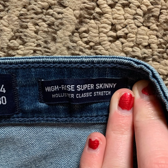 Super cute hollister jeans - Picture 3 of 4